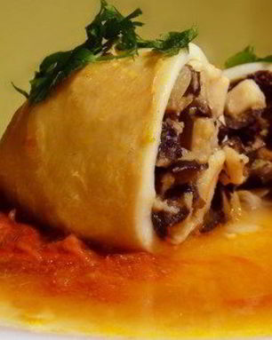 Кальмары с грибами, запеченные под сыром