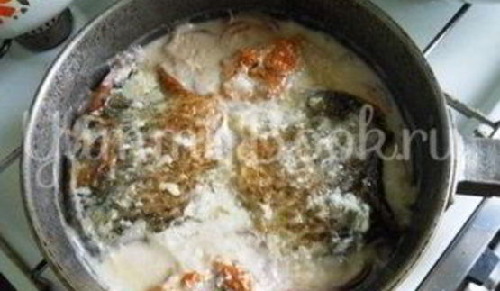 карась в сметанном соусе