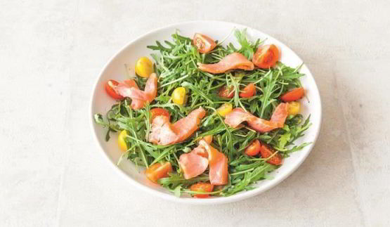 копченый лосось и яйца-пашот с голландским соусом