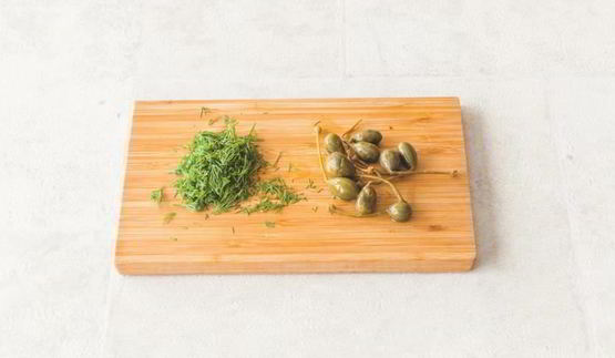 копченый лосось и яйца-пашот с голландским соусом