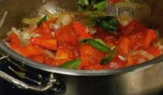 линь с запеченными помидорами и перцами