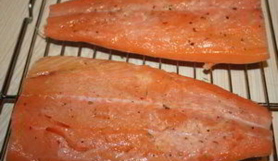 лосось под укропным соусом