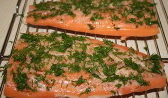 лосось под укропным соусом