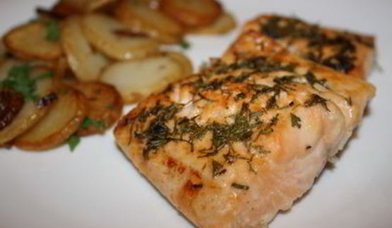 лосось под укропным соусом