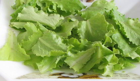 лосось с зеленым салатом