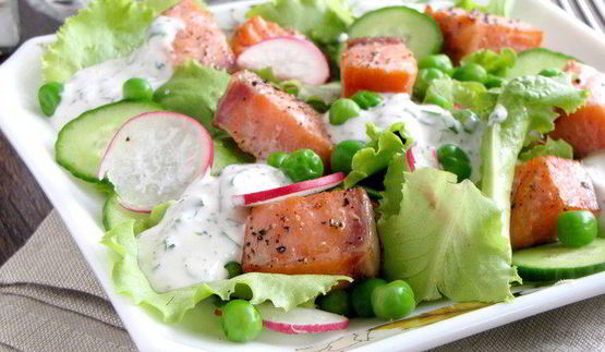 лосось с зеленым салатом