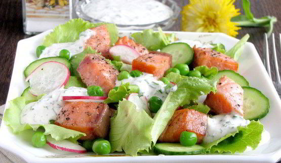 лосось с зеленым салатом