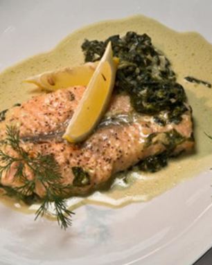 Лосось со шпинатом