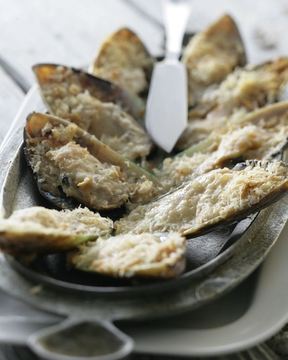 Мидии Гигант киви , запеченные с белым вином и сы