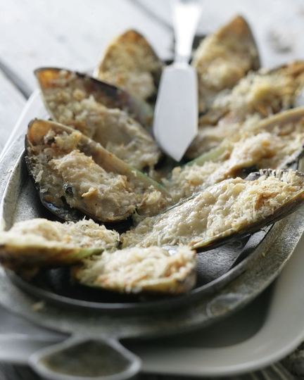 Рецепт мидий гигант киви , запеченные с белым вином и сы