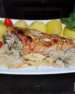 Морской окунь, запеченный в сметанном соусе