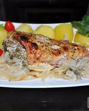 Морской окунь, запеченный в сметанном соусе