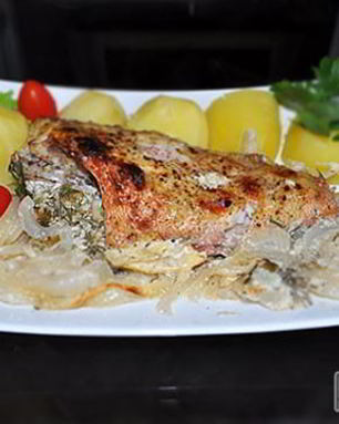 Морской окунь, запеченный в сметанном соусе