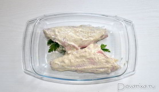 морской окунь, запеченный в сметанном соусе