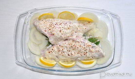 морской окунь, запеченный в сметанном соусе