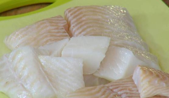 палтус с зеленым горошком в ананасовом соусе