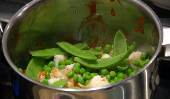 палтус с зеленым горошком в ананасовом соусе