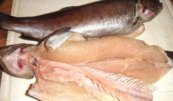 речная форель с овощами под белым винным соусом