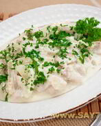 Рыба, тушенная с луком и сметаной