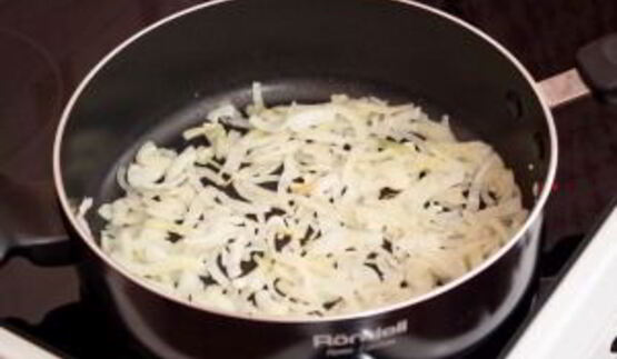 рыба, тушенная с луком и сметаной