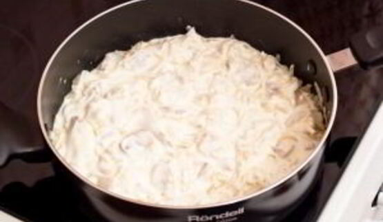 рыба, тушенная с луком и сметаной