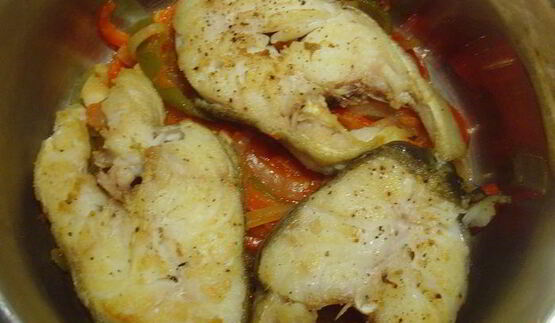 рыба в томатном соусе с овощами