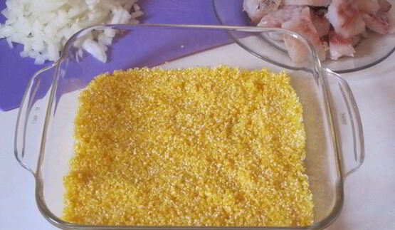 рыба, запеченная с кукурузной крупой и сыром джюгас