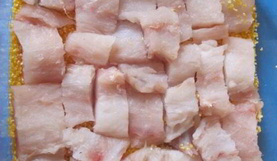 рыба, запеченная с кукурузной крупой и сыром джюгас