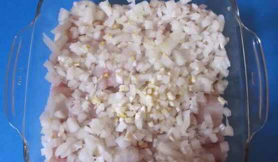 рыба, запеченная с кукурузной крупой и сыром джюгас