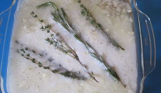 рыба, запеченная с кукурузной крупой и сыром джюгас