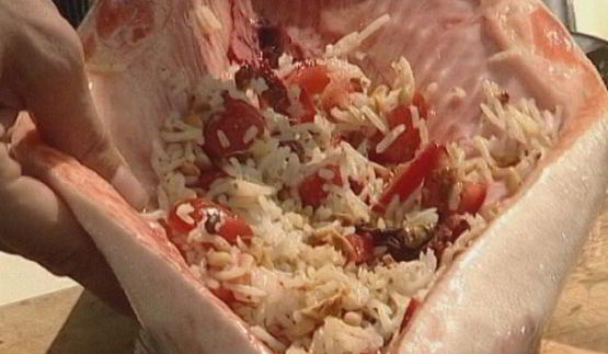 семга на гриле, фаршированная рисом