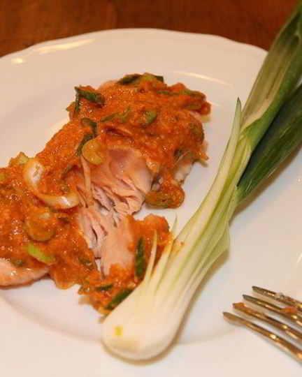 Рецепт семги с соусом из сладкого перца и фундука