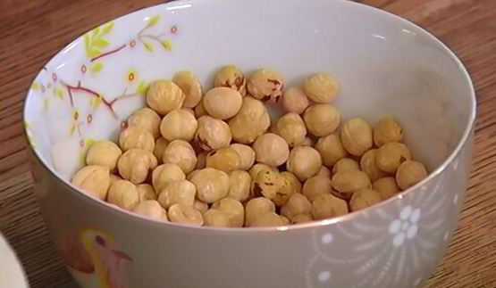 семга с соусом из сладкого перца и фундука