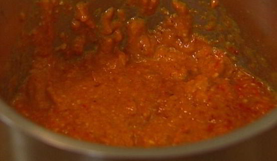 семга с соусом из сладкого перца и фундука