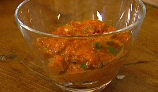 семга с соусом из сладкого перца и фундука