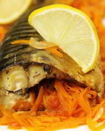 Скумбрия, запеченная с овощами