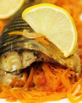 Скумбрия, запеченная с овощами