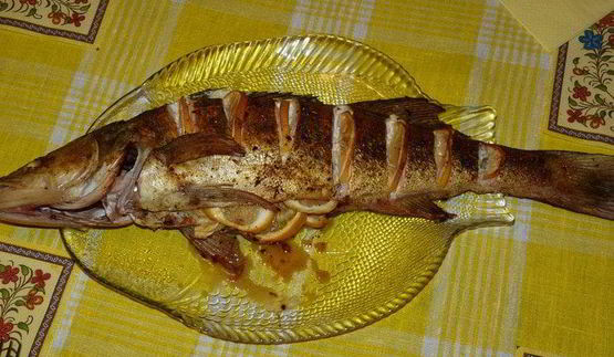 судак с лимоном и луком