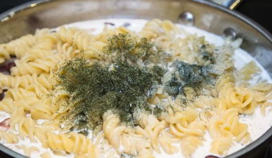 судак с пастой под сливочным соусом