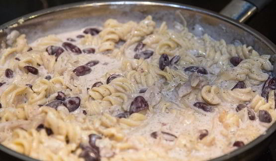 судак с пастой под сливочным соусом