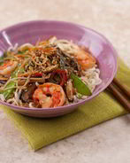 Тигровые креветки с овощами стир-фрай на яичной лапше