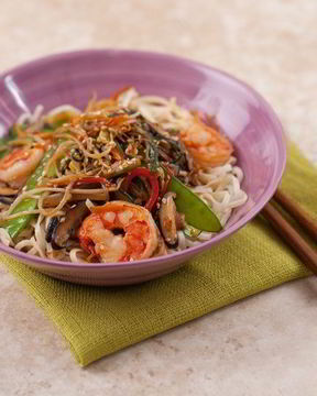 Тигровые креветки с овощами стир-фрай на яичной лапше