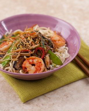 Тигровые креветки с овощами стир-фрай на яичной лапше