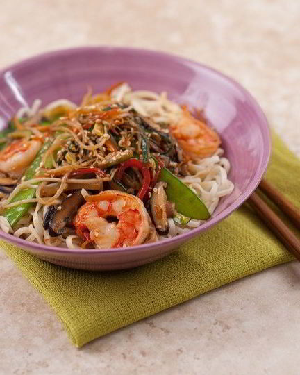 Рецепт тигровых креветок с овощами стир-фрай на яичной лапше