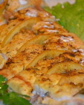 Запеченный толстолобик с лимоном в духовке