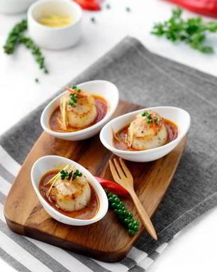 Жареные морские гребешки с соусом и овощами