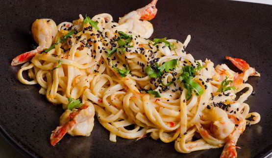 шафрановая лапша с креветками