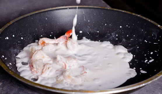 шафрановая лапша с креветками