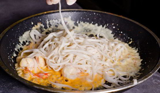 шафрановая лапша с креветками