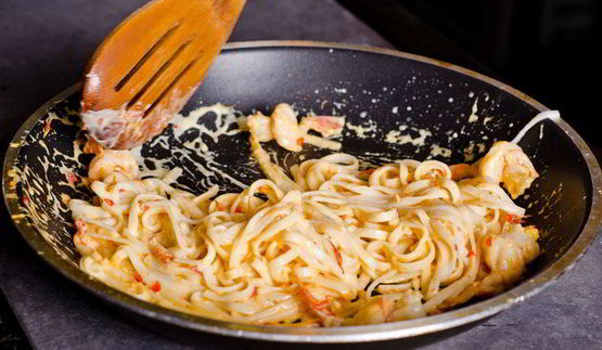 шафрановая лапша с креветками